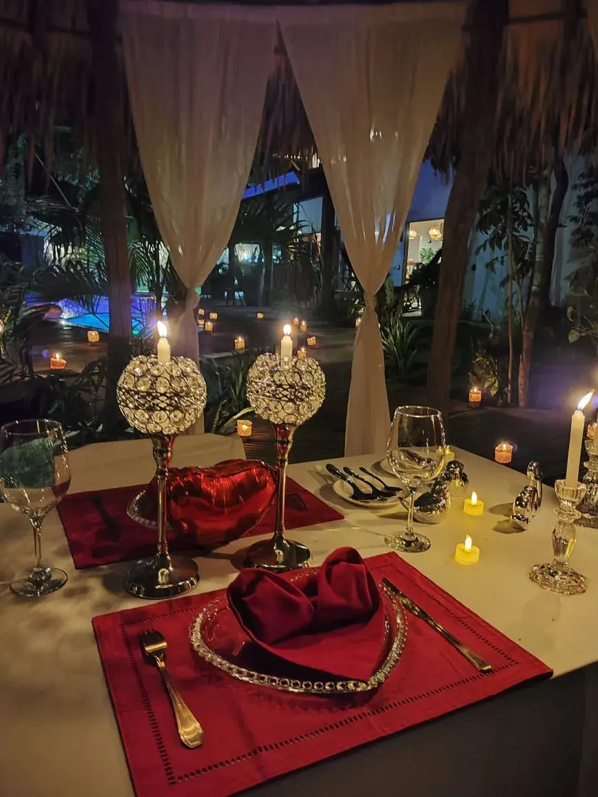 Mesa romântica com petiscos, taças, velas e bebidas no gelo